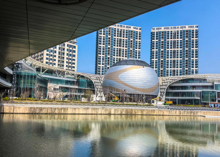 “长滩球幕”现身宝山滨江