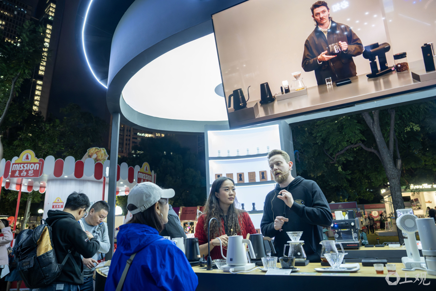 圖為陸家嘴國際咖啡文化節(jié)上，咖啡師現(xiàn)場講解、展示咖啡制作.jpg