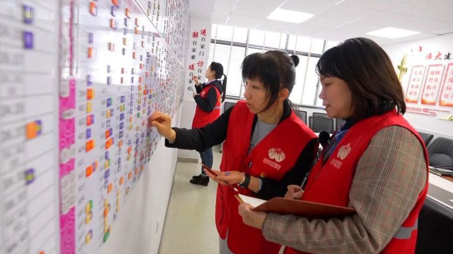 對照“作戰(zhàn)圖”，彭浦新村街道社區(qū)干部可以有針對性地走訪居民。 資料照片.jpeg