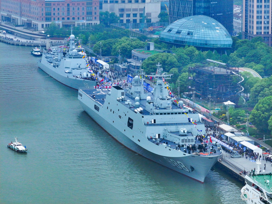 導彈驅(qū)逐艦西安艦、綜合登陸艦沂蒙山艦?？吭谏虾８蹏H客運中心碼頭，迎接社會各界民眾參觀。記者 張海峰 攝.jpg