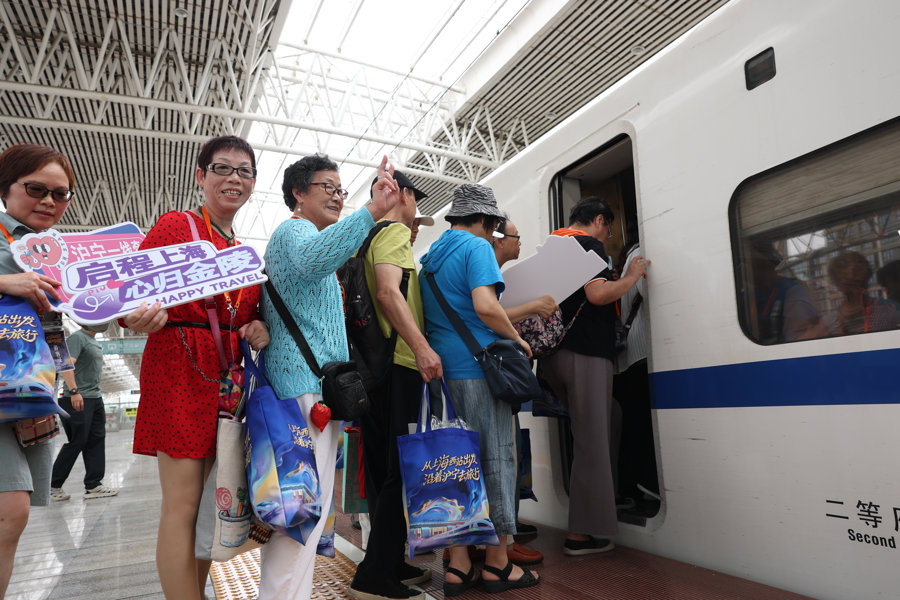 參與首批旅行團(tuán)的市民在上海西站搭乘火車前往南京游玩.jpeg