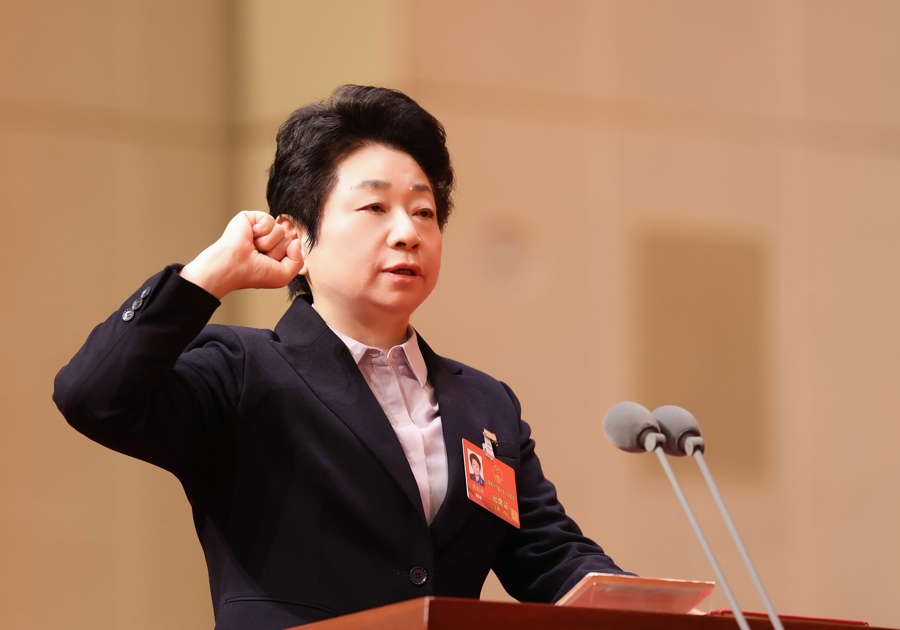 昨天上午，市十六屆人大二次會議憲法宣誓儀式舉行。新當(dāng)選的市人大常委會主任黃莉新進(jìn)行憲法宣誓。袁婧 攝  .jpeg