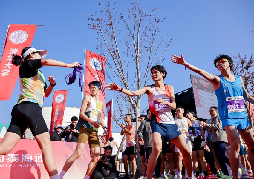 奔跑青春翻開上?！俺鞘蟹饷妗?一抹抹高校隊服點亮濱江 2025高百接力賽十周年總決賽鳴槍起跑