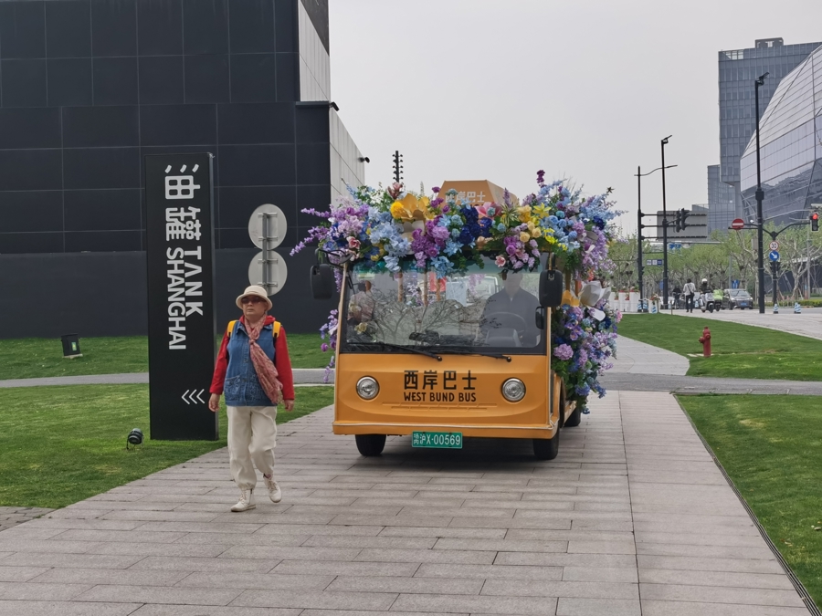 西岸巴士被繁花精心打扮。.jpg