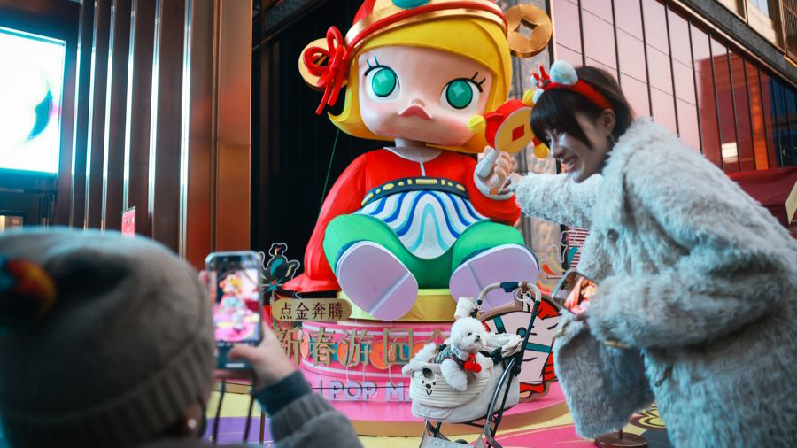 近日，豫園燈會(huì)六大燈區(qū)全景點(diǎn)亮。在BFC南區(qū)入口，泡泡瑪特經(jīng)典IP形象MOLLY成為矚目的門面擔(dān)當(dāng)。記者海沙爾 攝.png