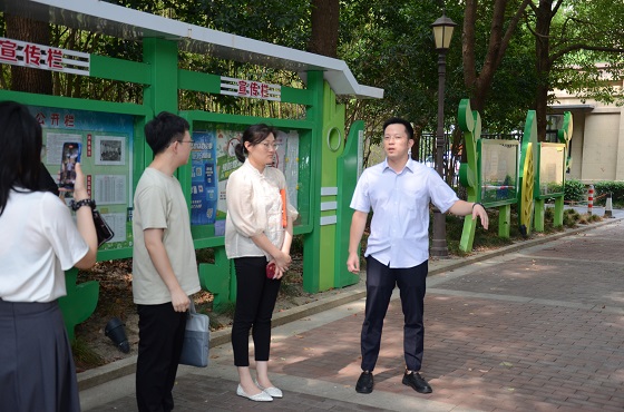 萬(wàn)盛居民區(qū)黨支部書記、居委會(huì)主任翁益兵向大家介紹