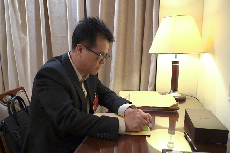 2023年3月7日，王永澄在駐地房間用盲文紙書寫建議.jpg