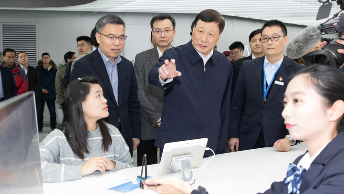 2018年12月27日，應勇市長來到徐匯區(qū)行政服務中心，現(xiàn)場察看“一網(wǎng)通辦”推進情況。