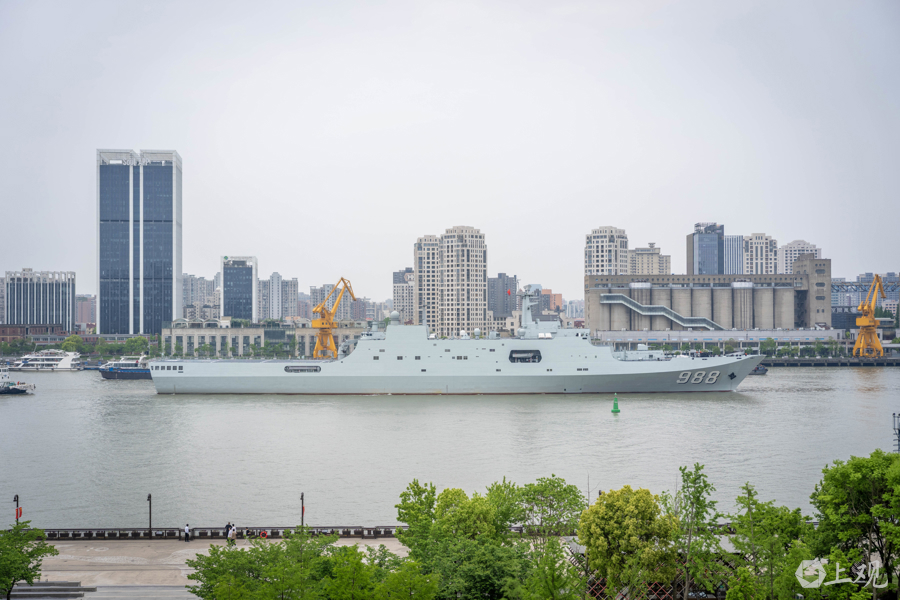我國自行研制的新一代052C型導(dǎo)彈驅(qū)逐艦西安艦（舷號(hào)153）和071型大型船塢登陸艦沂蒙山艦（舷號(hào)988）駛過黃浦江楊浦水域.jpg