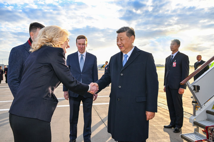 習(xí)近平抵達(dá)莫斯科伏努科沃專機(jī)機(jī)場時(shí)，俄羅斯副總理戈利科娃等政府高級官員熱情迎接。新華社記者 謝環(huán)馳 攝.jpg