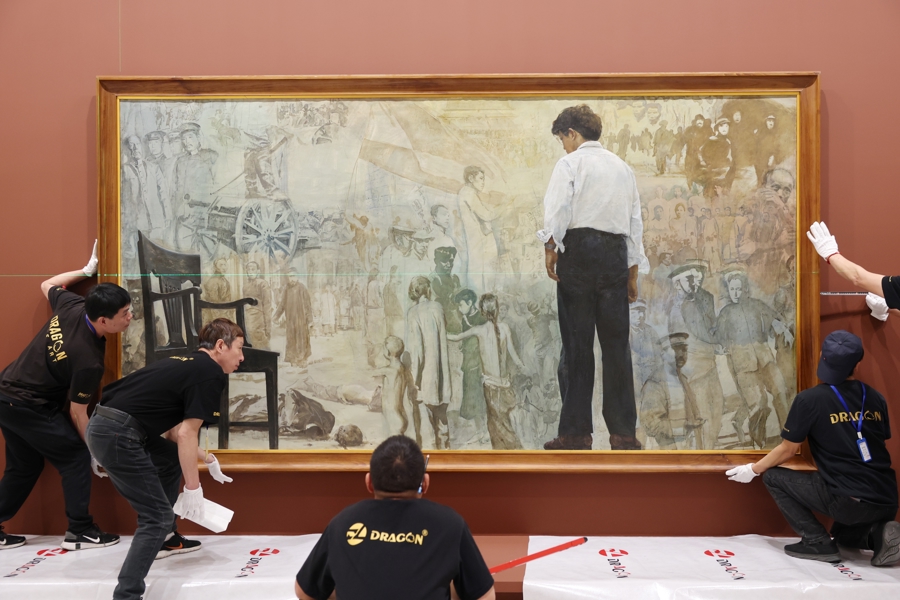 昨天，浦東美術(shù)館工作人員正在布置陳逸飛油畫作品《踱步》.jpg