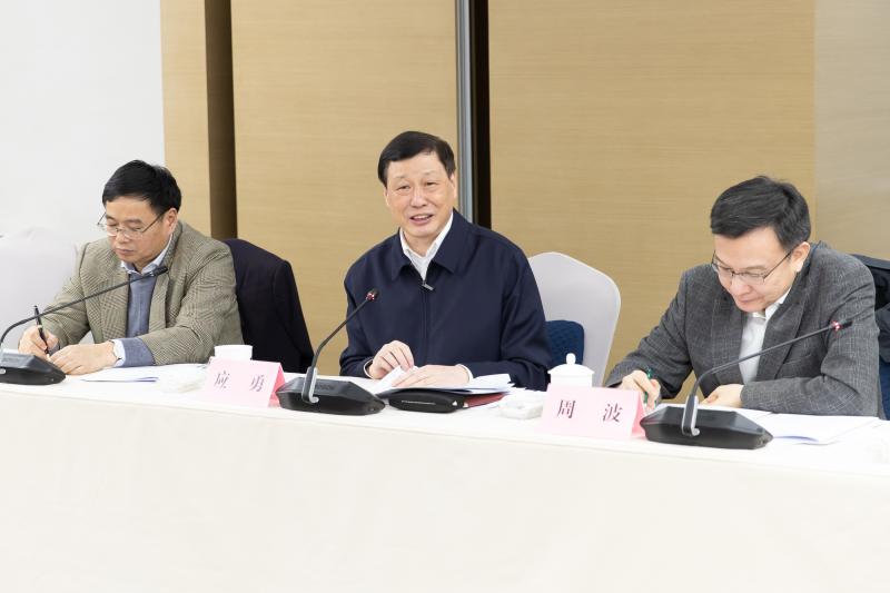 2018年12月27日，應(yīng)勇市長(zhǎng)來(lái)到上海市大數(shù)據(jù)中心，聽(tīng)取“一網(wǎng)通辦”推進(jìn)情況匯報(bào)。