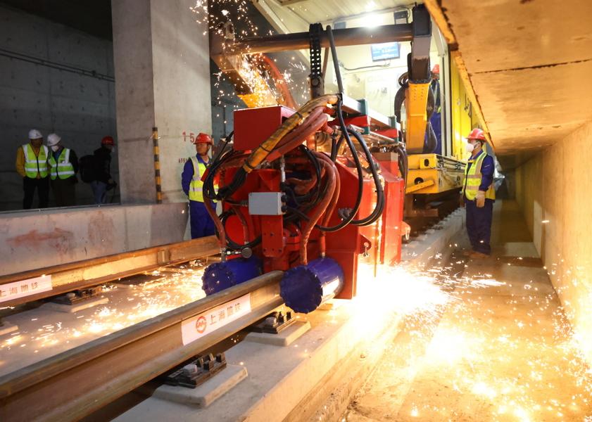 上海首條穿越長江的軌道交通工程 崇明線全線軌道貫通 力爭今年底全面建成