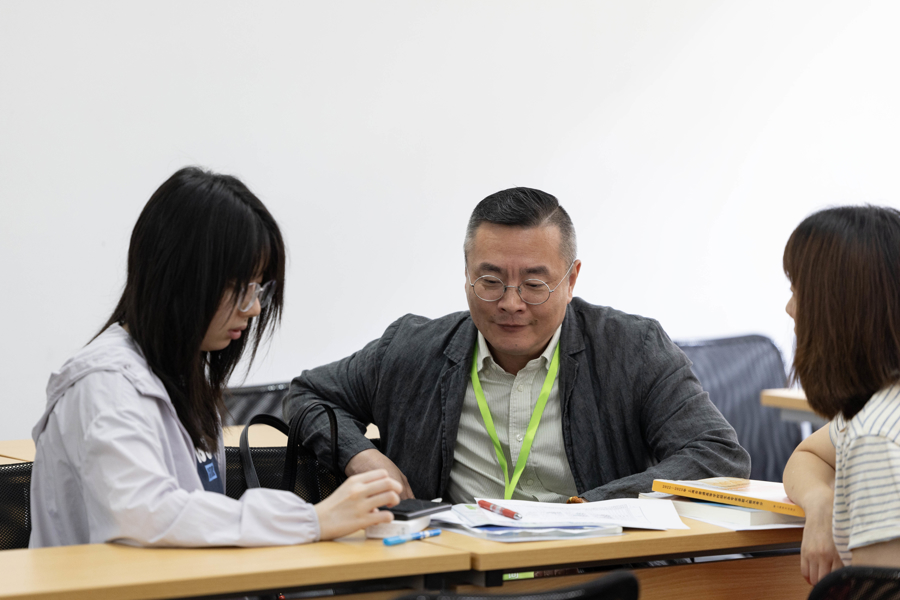 專家為考生和家長(zhǎng)提供“一對(duì)一”志愿填報(bào)指導(dǎo)服務(wù).jpg