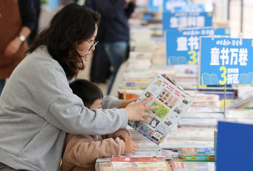 2萬余種古舊書刊、3000余種特惠圖書亮相櫻花谷舊書市集 蘇州河兩岸 舊書遇新知