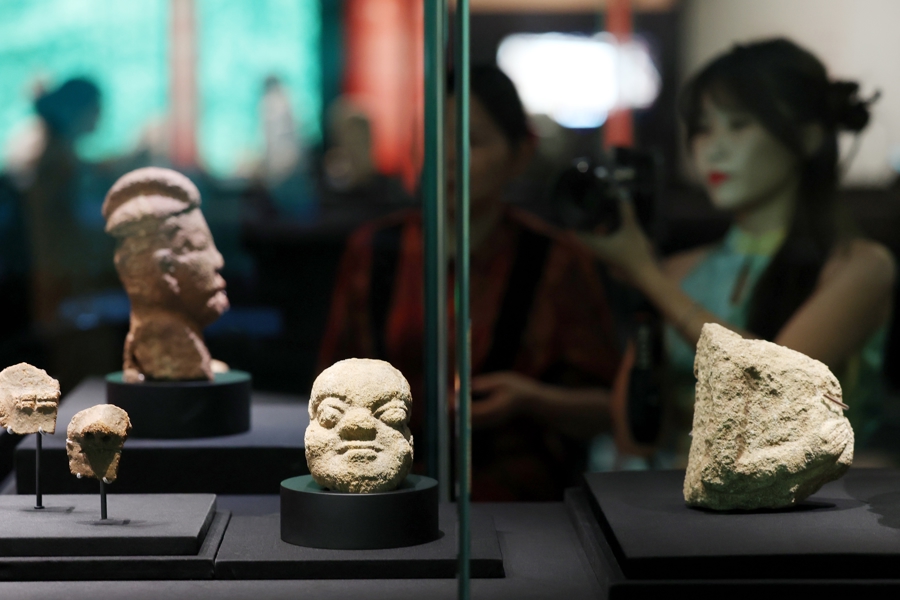 展覽現(xiàn)場(chǎng)展出的珍貴文物.jpg