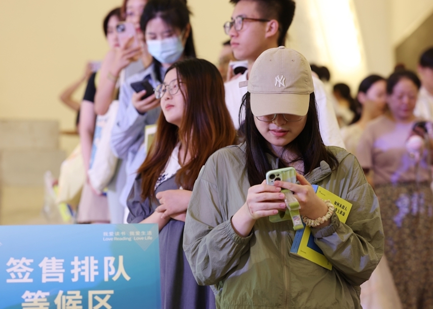 上海書展迎來(lái)周末大客流 記者找年輕讀者聊了聊——沖什么排隊(duì) 就為了閱讀的氛圍感