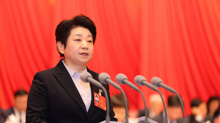 黃莉新作市人大常委會工作報告。 袁婧 攝.jpeg